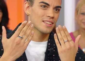 Le unghie maculate del concorrente di 'Ballando con le Stelle' Tommaso Marini incantano la Balivo: ''Bellissime''