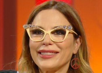 ''Mia madre è sola da 15 anni, l'idea di un compagno la schifa'': Naike Rivelli piange in tv per la situazione sentimentale di Ornella Muti