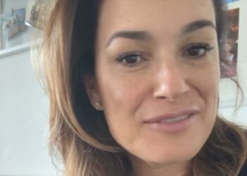 Alena Seredova dopo aver perso molti chili deve cambiare i vestiti: 'Mi va tutto grande'