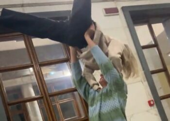 Davide Bonolis balla con la fidanzata Sophia Berto dietro le quinte di 'Ballando con le stelle'