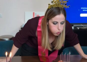 Clio Make up compie 42 anni e i suoi collaboratori le fanno una sorpresa