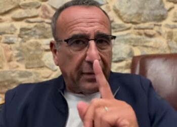 Carlo Conti si rivolge a tutti gli uomini per combattere la violenza sulle donne