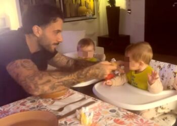 Andreas Muller 'maniaco della pulizia' anche mentre dà la pappa alle gemelline