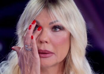 Matilde Brandi e Francesco Tafanelli hanno scelto una data significativa per il loro matrimonio: annuncio in tv, ecco quando si sposeranno