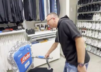 ''Pare un negozio'': Gigi D'Alessio mostra la sua immensa e pazzesca cabina armadio organizzata in scala cromatica a 'Le Iene'