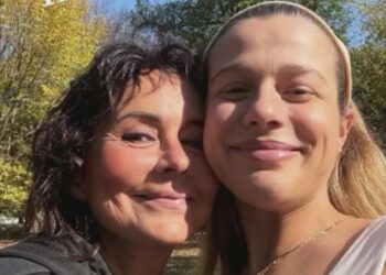 Jacqueline Luna Di Giacomo incinta si fa sostenere dalla mamma del compagno Ultimo, nessuna traccia di sua madre Heather Parisi