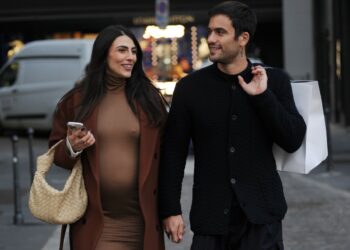 Giulia Salemi all'ottavo mese di gravidanza in giro per Milano attillatissima e senza reggiseno mano nella mano col suo Pier: foto