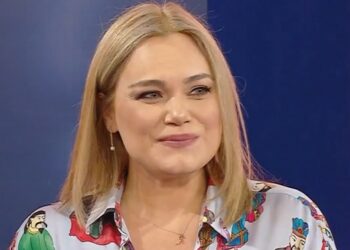 Romina Carrisi a 10 mesi dal parto ha deciso di cambiare look e farsi bionda: la prima apparizione tv col nuovo colore