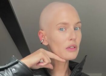 Bianca Balti si mostra di nuovo senza capelli e ironizza: 'Non sembro un gatto nudo?'