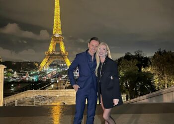 Federica Panicucci per i 57 anni si regala un weekend a Parigi con il compagno