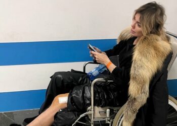 Alba Parietti investita sugli sci, frattura e 10 ore in ospedale: foto sulla sedia a rotelle