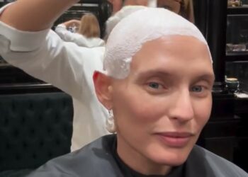 Bianca Balti si fa rasare la testa dalla parrucchiera