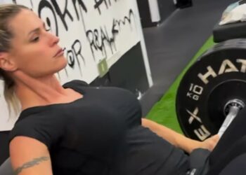 Michelle Hunziker alza 100 kg di pesi per allenare il lato b