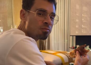 Elettra Lamborghini riprende il marito AfroJack mentre spalma sul panettone il burro d'arachidi e la marmellata