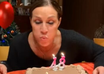 Annalisa Minetti compie 48 anni e scherza con la famiglia perché non riesce a spegnere le candeline