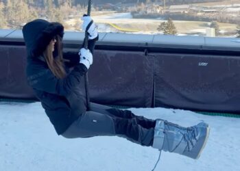 Giorgia Palmas e Filippo Magnini si divertono sullo skilift in montagna