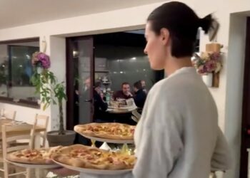 L'ex Miss Italia Alice Sabatini aiuta i genitori nel ristorante di famiglia