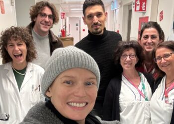 Bianca Balti con il fidanzato Alessandro in ospedale a Milano per fare l'ultima seduta di chemioterapia in Italia: foto