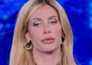 ''Non dormo la notte, è bruttissimo'': Paola Caruso torna a disperarsi in tv per il problema alla gamba del figlio Michele