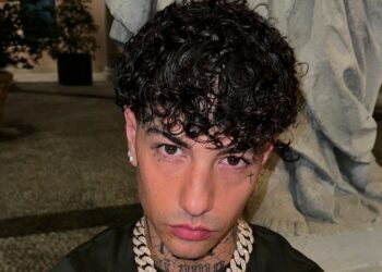 Tony Effe escluso dal concerto di Capodanno per le frasi sessiste: esplode il caso, chi si è schierato con lui e chi contro