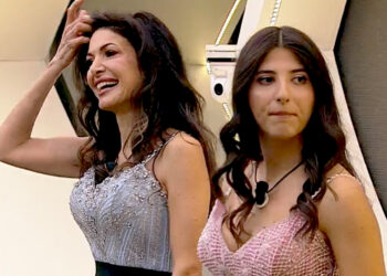 Maria Monsé e la figlia appena 18enne Perla Maria entrano al GF con lo stesso vestito: subito balletti e risate