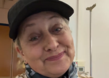 Carolyn Smith scherza sul macchinario per la chemioterapia