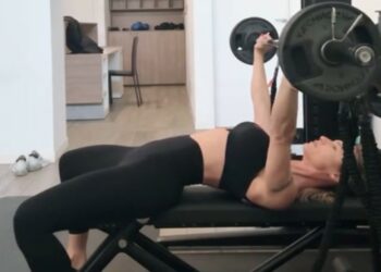 Michelle Hunziker si allena con i pesi a 47 anni