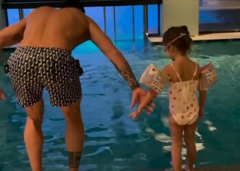 Filippo Magnini insegna alla figlia Mia a fare i tuffi in piscina