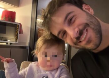 Andreas Muller prova a insegnare alle figlie a dire 