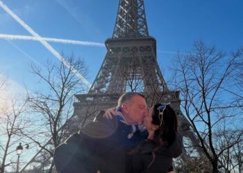 Amadeus e la moglie Giovanna Civitillo romanticissimi a Parigi dopo 16 anni di nozze: vacanza col figlio e bacio sotto la Torre Eiffel