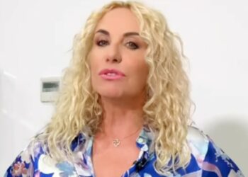 ''Ho vissuto la malattia come un segnale'': Antonella Clerici parla dell'intervento d'urgenza e spiega come si vestirà a Sanremo 2025