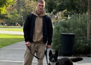 Il compagno di Elisabetta Canalis non ha resistito e ha adottato il cane abbandonato a Los Angeles: ora in casa ci sono 3 quattrozampe