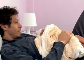 Valentino Rossi è diventato papà bis, per la neonata un nome italiano classico: le prime tenere foto