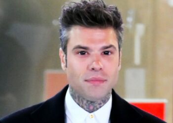 Pupille dilatate e di colore nero: fan preoccupati e stupiti dallo sguardo di Fedez sul primo red carpet di Sanremo, foto