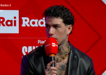 ''Mi hanno levato la collana prima di salire sul palco, sono inca…'': Tony Effe arrabbiatissimo dopo l'ultima esibizione a Sanremo