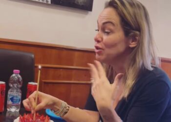 Sonia Bruganelli compie 51 anni e soffia le candeline con gli amici