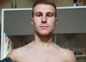 Il fidanzato della Canalis scherza sui suoi addominali