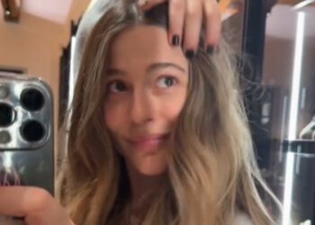 Jacqueline Di Giacomo copre la ricrescita per la prima volta dopo 1 anno e mezzo e il parto