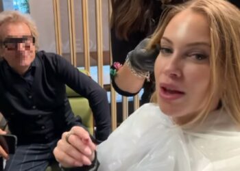 Taylor Mega va dal parrucchiere per tagliare un centimetro di capelli