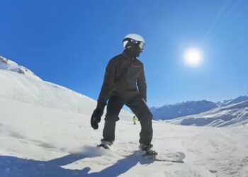 Stefano De Martino sullo snowboard con il figlio Santiago