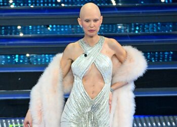 Bianca Balti mostra la cicatrice dell’operazione per rimuovere il tumore sul palco di Sanremo: foto