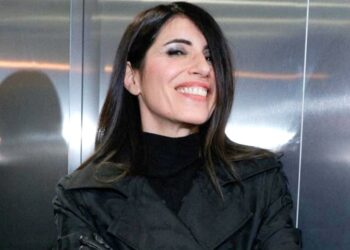 ''Ho paura di cascare dalla scala'': la cantante Giorgia rivela quale famoso conduttore chiama per essere incoraggiata prima di Sanremo