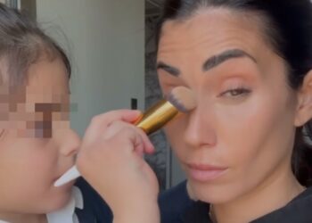Federica Nargi si fa truccare dalla figlia