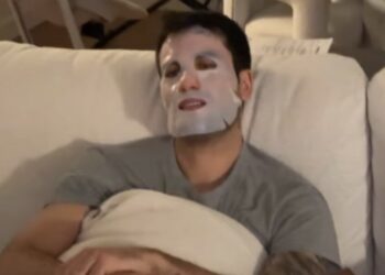 Giulia Salemi prende in giro il compagno Pierpaolo Pretelli alle prese con le maschere di bellezza