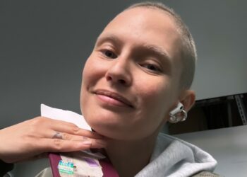 ''Inizio la terapia con gli inibitori Parp'': Bianca Balti mostra i capelli che stanno ricrescendo dopo la chemio e fa un annuncio