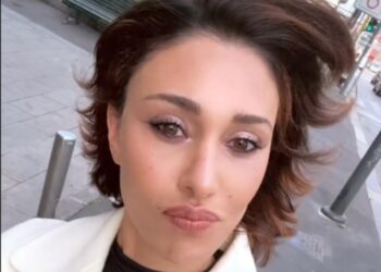 Belen Rodriguez mostra di nuovo soddisfatta il suo nuovo look: ama il taglio di capelli più corto che abbia avuto negli ultimi anni