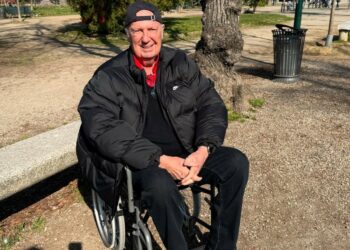 Il marito di Mara Venier in sedia a rotelle nel parco di Milano, spiega perché è costretto ad andare in giro così: foto