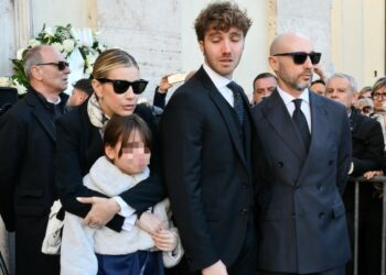 Funerali Eleonora Giorgi, tutti i familiari commossi sotto il sole di Roma: dai figli Paolo e Andrea alla nuora Clizia, le immagini
