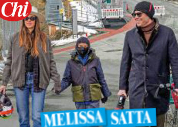 Melissa Satta col fidanzato Carlo Beretta e il figlio Maddox in vacanza sulla neve, per 'Chi' sono 'prove tecniche di famiglia': foto