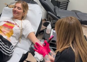 Clizia Incorvaia si fa un tatuaggio insieme alla sua migliore amica